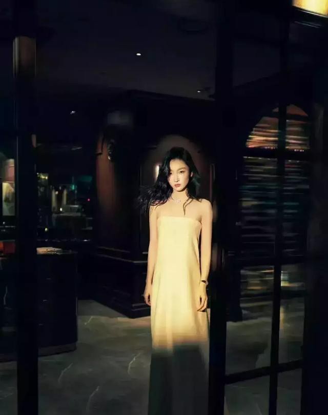 周冬雨现身釜山电影节颁奖,身材纤细,舞台上展现灵动的东方仪态