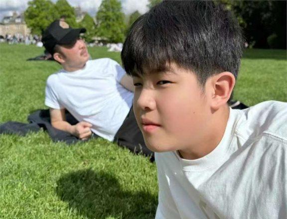 胡可在父亲节晒全家福,俩儿子长相差距大,沙溢瘦出新高度