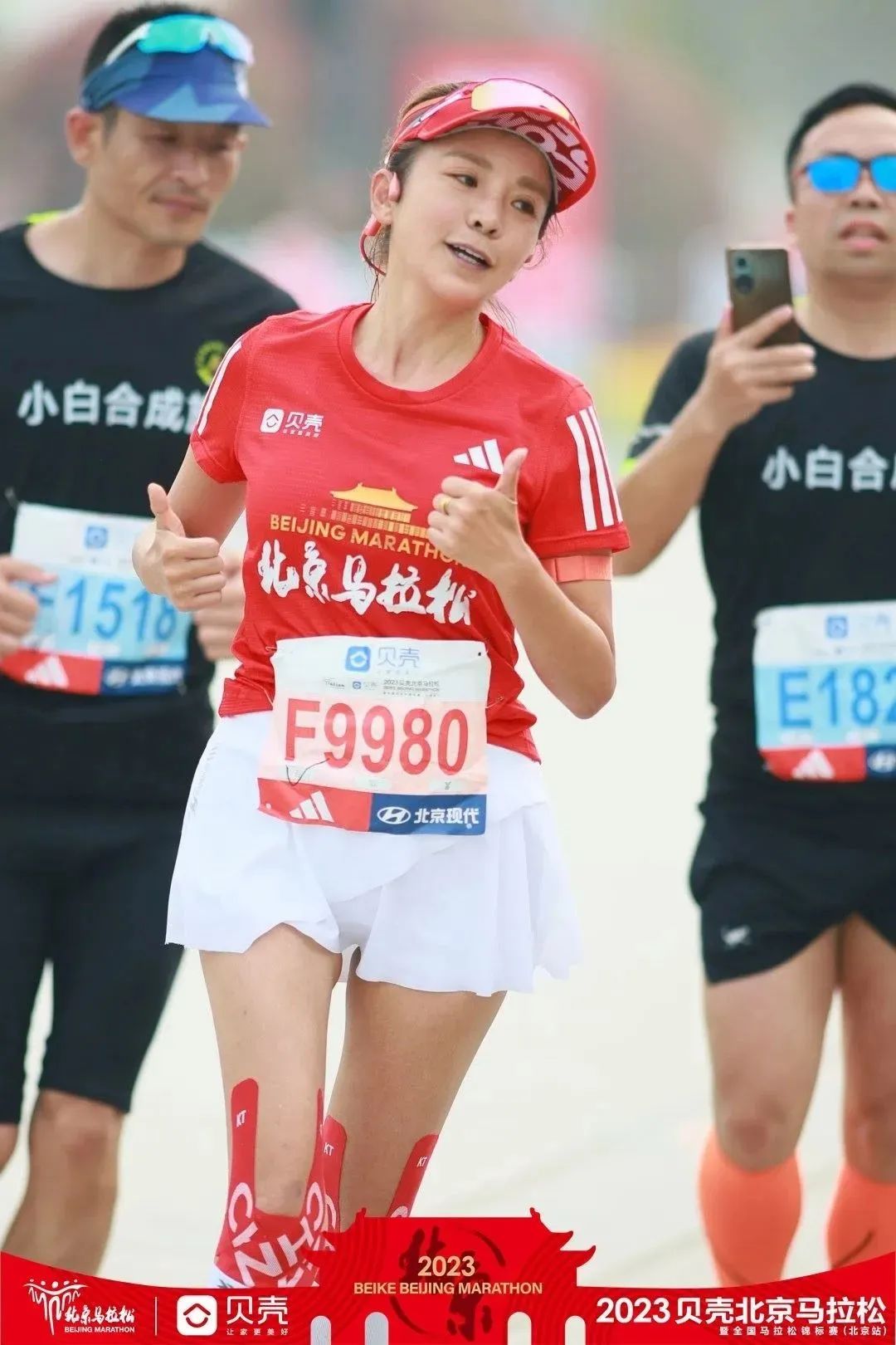50岁朱迅，今天青岛马拉松“边跑边主持”：不到一个月跑三场