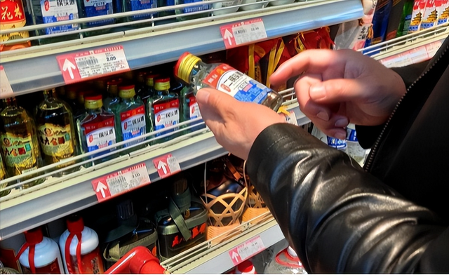 酒瓶上有這“5個(gè)數(shù)字”，別管價(jià)格高低，100%酒精酒，知道不吃虧