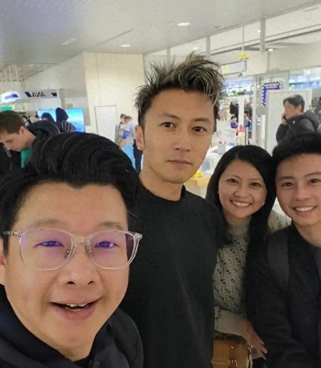 谢霆锋与陈冠希在街头偶遇，年龄好像差了一代人，他可是80后呀！