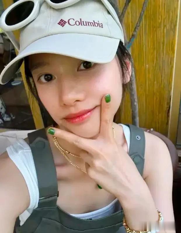 张婧仪背带裤秀锁骨,笑颜如花肌肤胜雪,无瑕美肌引人醉!