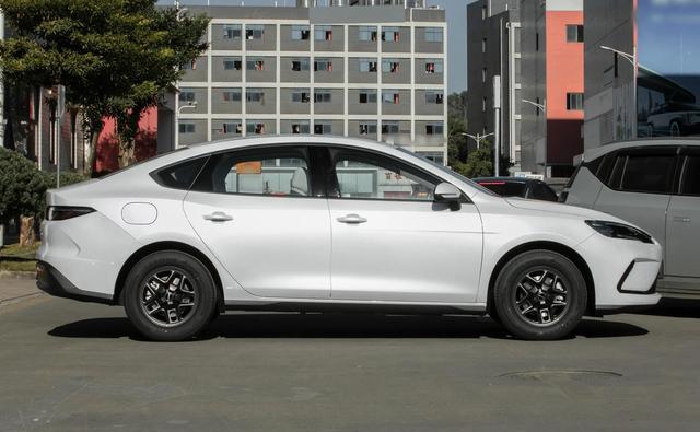 比亚迪亮出王牌！新车8点98万起，满油满电跑2000km，还买啥秦PLUS