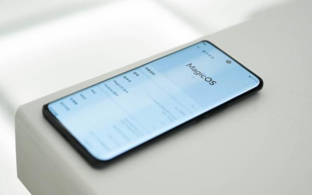 荣耀急眼了，5800mAh+1亿像素才卖1103元，同价位“卷王”