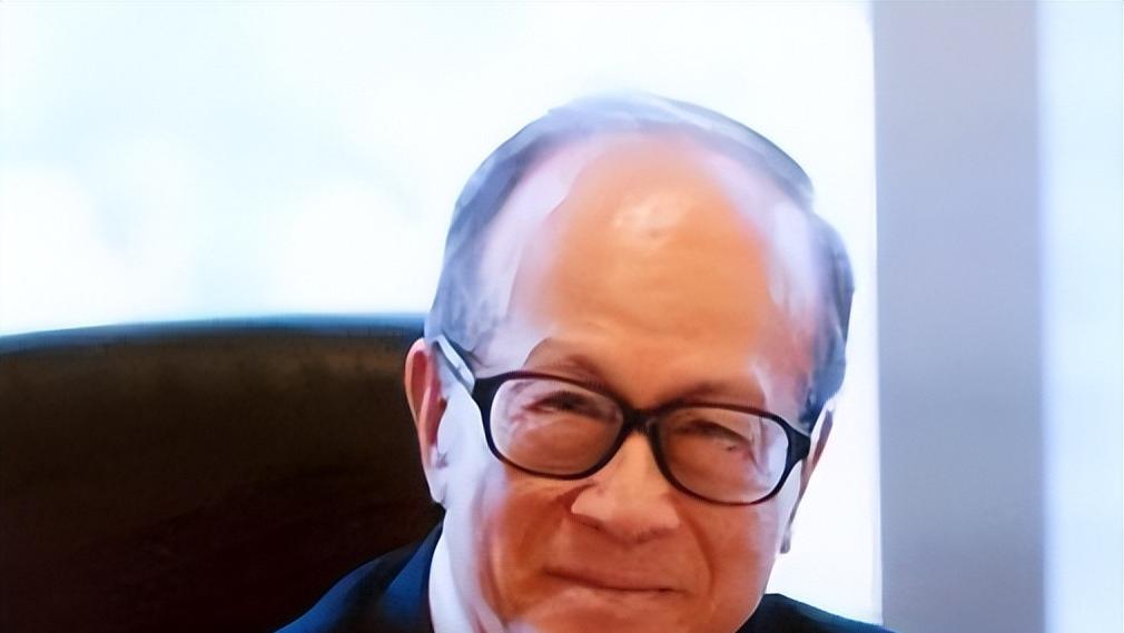 97岁李嘉诚携全家礼佛，坐轮椅仍亲自下跪，梁洛施未现身