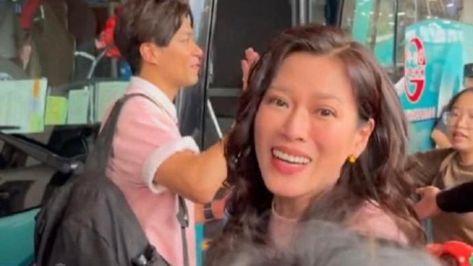 TVB女星随剧组北上引轰动，态度亲民不抗拒拥抱，曾被同剧男星暗怼