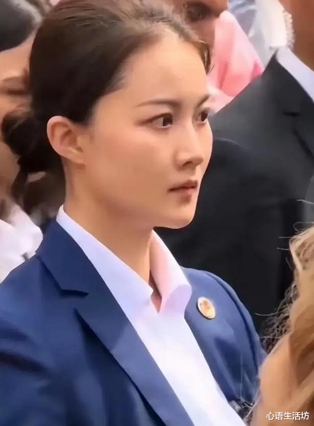 4天贴身护卫，佩通坦离开时与严月霞短暂交流，美女保镖露出笑容