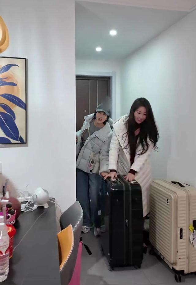 39岁杜若溪回沈阳老家 看望妹妹和外甥女，姐妹俩罕见同框 长的很像