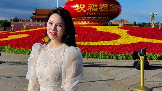 伊能静参加75周年招待会，特写镜头暴露真实状态，56岁穿白裙太美