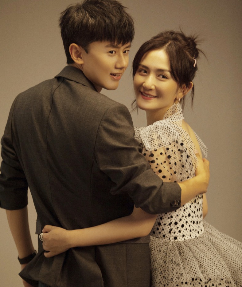 谢娜六一晒母女温馨日常,跳跳俏俏教妈妈说英语,英文发音好地道