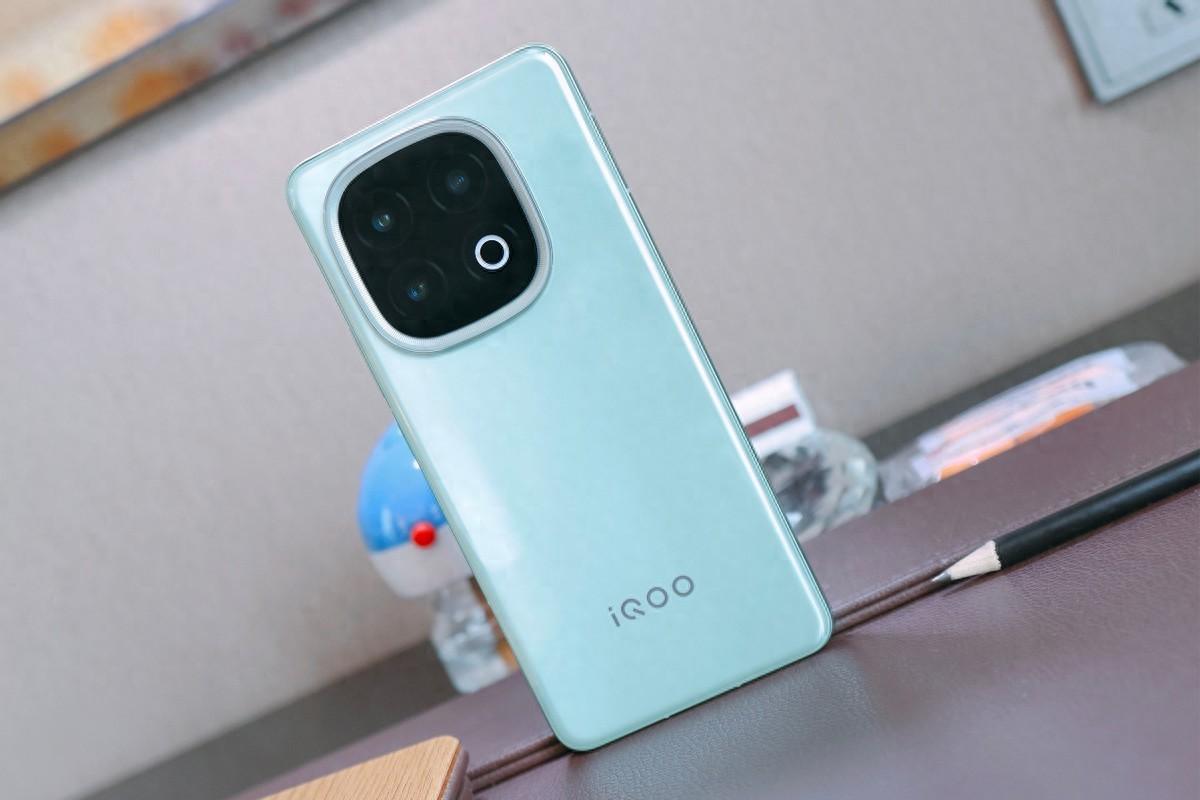 iQOO13對(duì)比小米15 Pro：新品那么多，2K高分屏手機(jī)只有這兩款