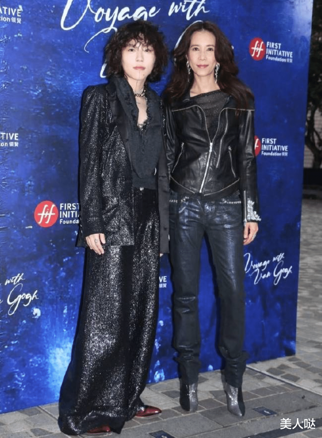 窦靖童换个发型美的像“整容”,烫卷发穿深V,时髦性感又高级!