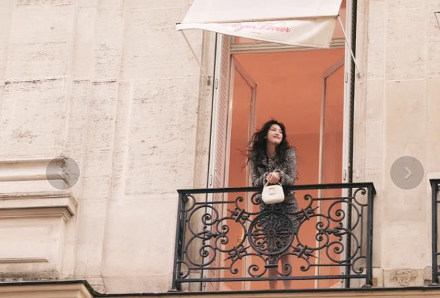 14岁王诗龄罕露面，身高反超李湘，采访时全程英文，尽显名媛气质