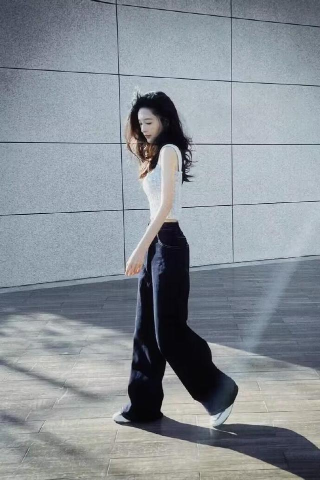 李沁厉害了,穿的裤子粗如“水桶”也不显胖,仿佛走路都带风!