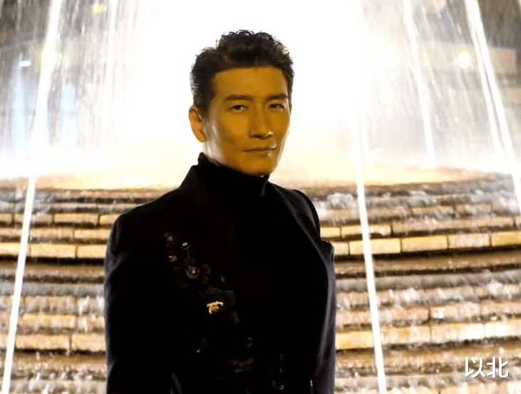 他身高1.88是亚视三雄之一，曾获赞最有台型，夫妻皆面嫩保养有招