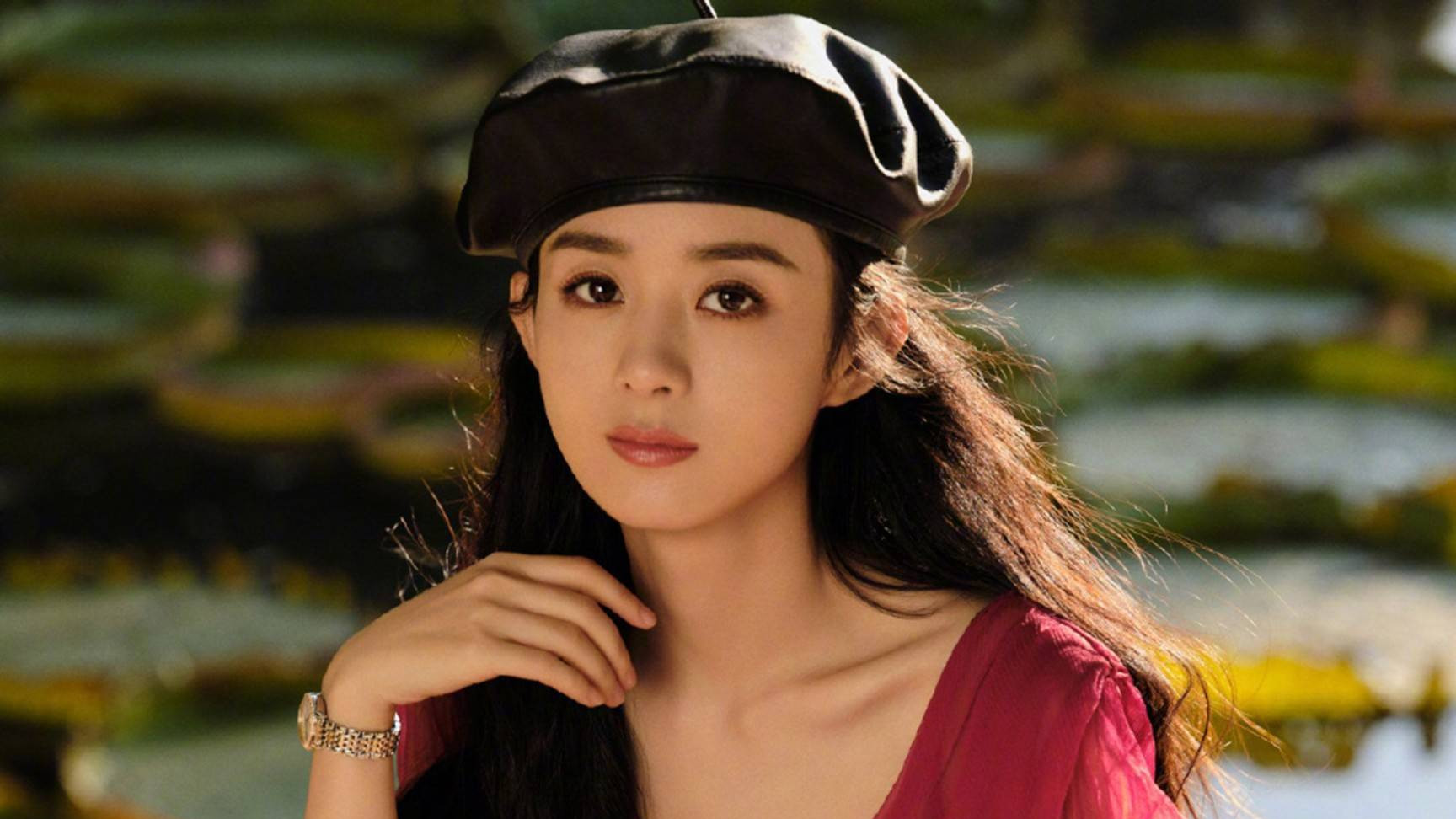 赵丽颖祖孙三代同框曝光，短发造型亮相，家庭温馨聚餐引关注