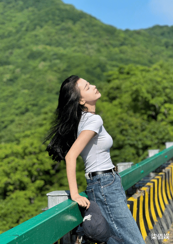 孙怡带7岁女儿买面包,不戴假发片真实发量曝光,母女头发都不多