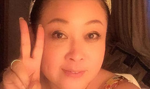 57岁女演员包养20岁小鲜肉,公开秀恩爱,以妈咪儿子互称！