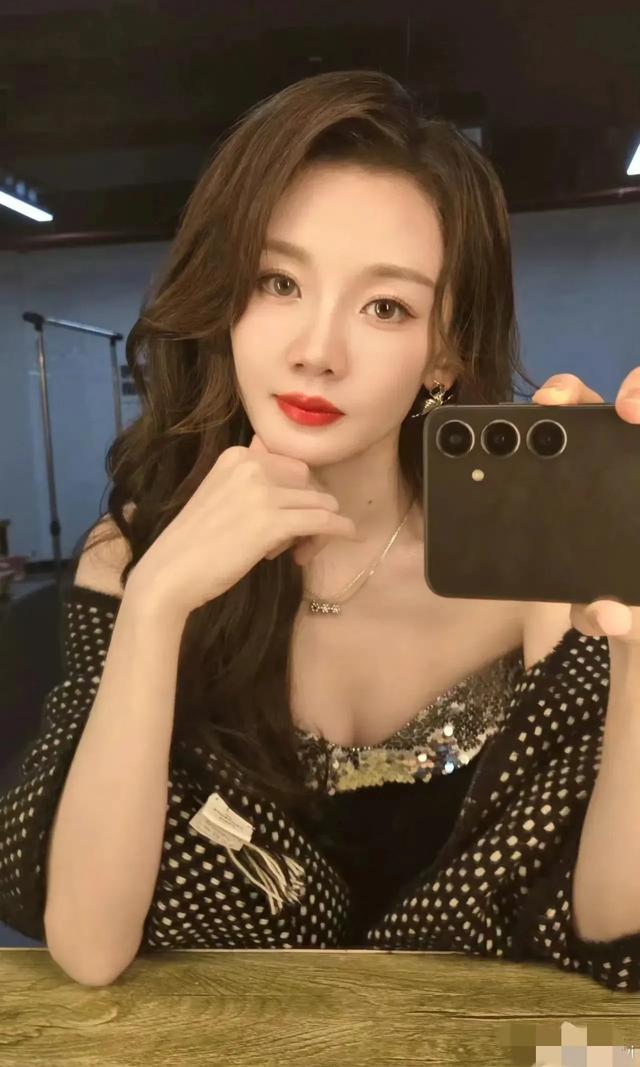 苗苗终于清醒了!家庭主妇多年终于专心搞事业,浪姐初舞台美呆