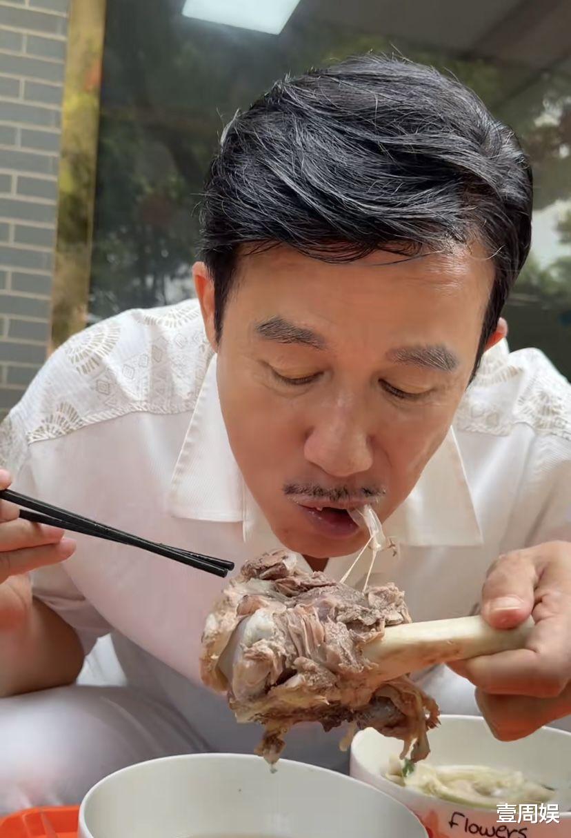 64岁李子雄在马路边啃猪骨，只因老婆是回族，网友：亲嘴要刷牙吗
