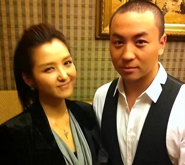 释小龙开迈巴赫现身商场，妻女罕见曝光，娇妻皮肤白皙身材吸睛