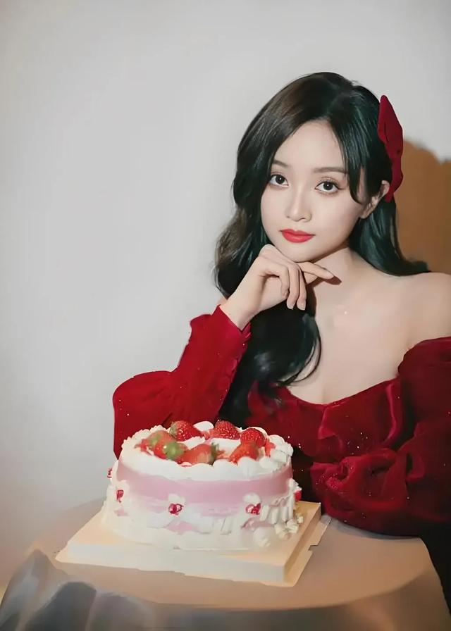 吴宣仪:精致的五官和甜美的笑容。尤其是美腿,被称为腿精