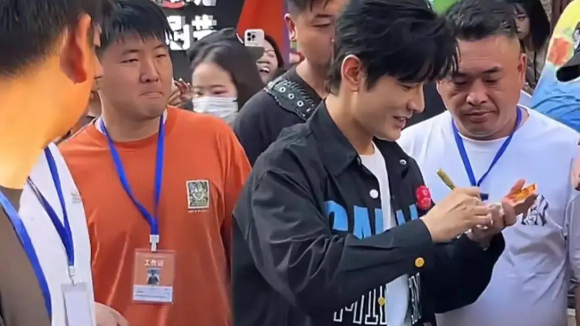 黄晓明现身青岛被拍，一头浓密黑发竟是假发，假发分层很明显！