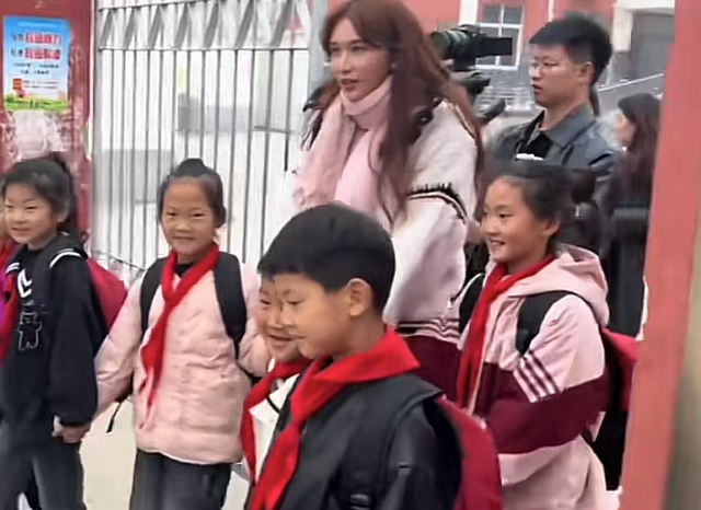 被林志玲惊艳了,“筷子腿”又长又细,但这生图差距也太大了