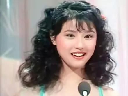 周海媚算不算顶级大美人?看看她和陈红、周慧敏合照就有答案了