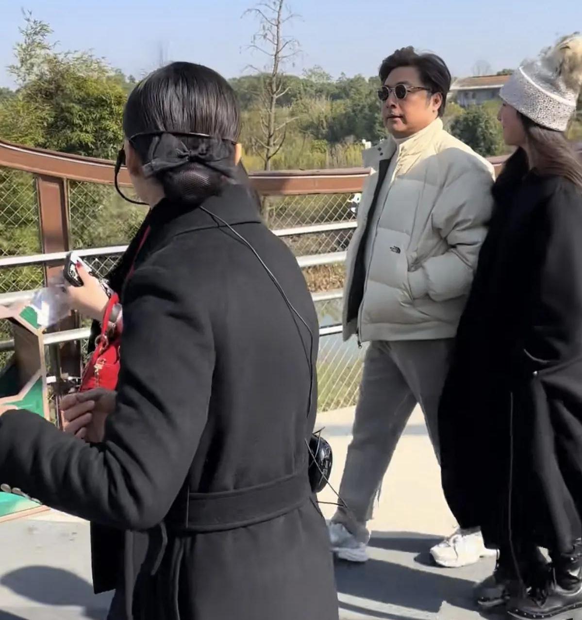 李湘携家人外出游玩，大佬范十足！疑获领导接待李湘敬酒很豪爽