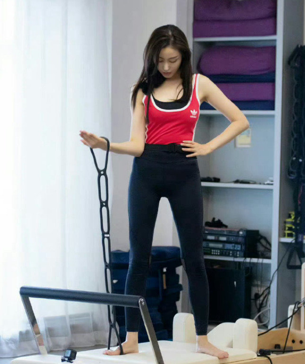 张天爱穿瑜伽裤,贴身设计勾勒好身材,魅力不输张曼玉