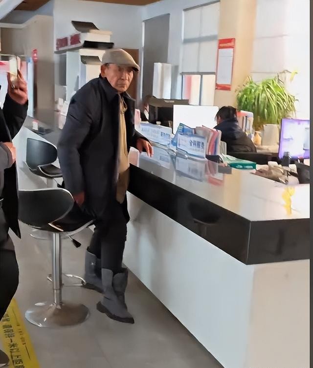 接地气!刘强东父母低调坐车离开光明村,不忘用红色桶带着农货