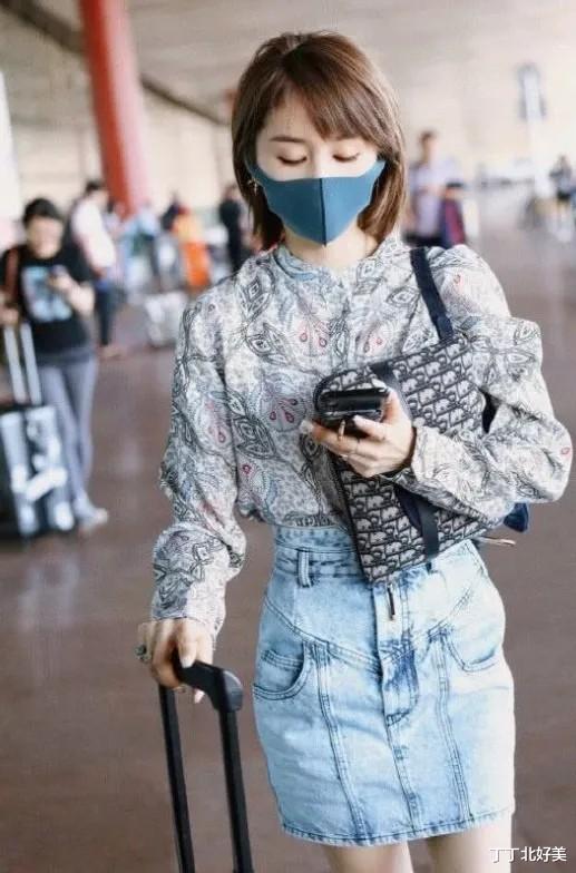 王子文剪了齐肩短发带火了一种新穿法:印花衫+短裙,时髦又洋气