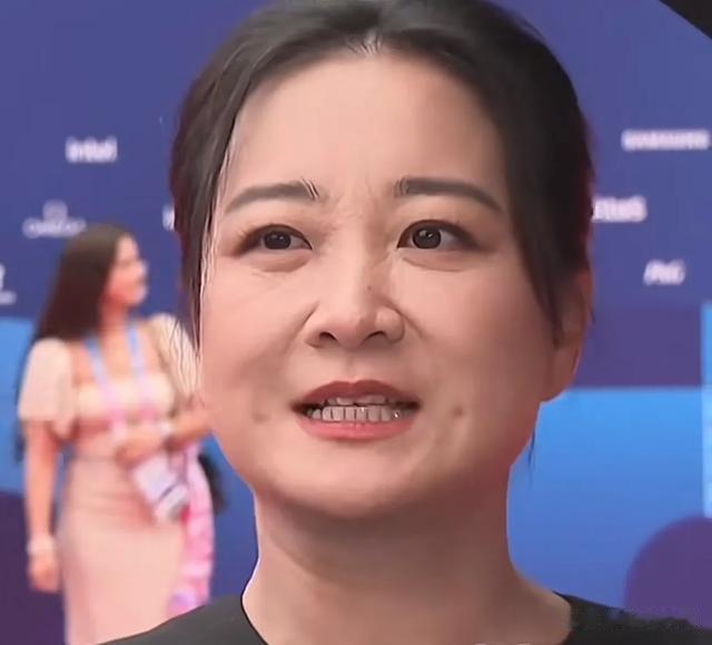 贾玲减肥后遗症严重，满脸褶子皱皱巴巴，大笑脸崩惹人心疼