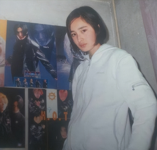 17岁杨幂被49岁成龙搂在怀里，举止亲密，网友：整没整容一目了然