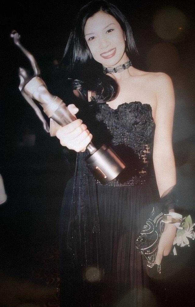 “三级艳后”曾拒绝成龙,如今61岁胖到220斤,依旧魅力不减当年