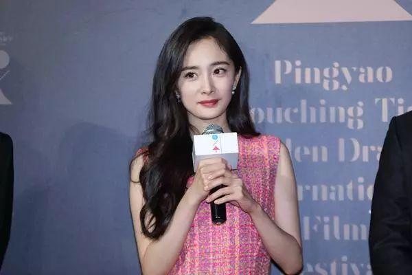 笑麻了！余承东与杨幂合影尴尬不已，手里的鲜花不知道该放哪