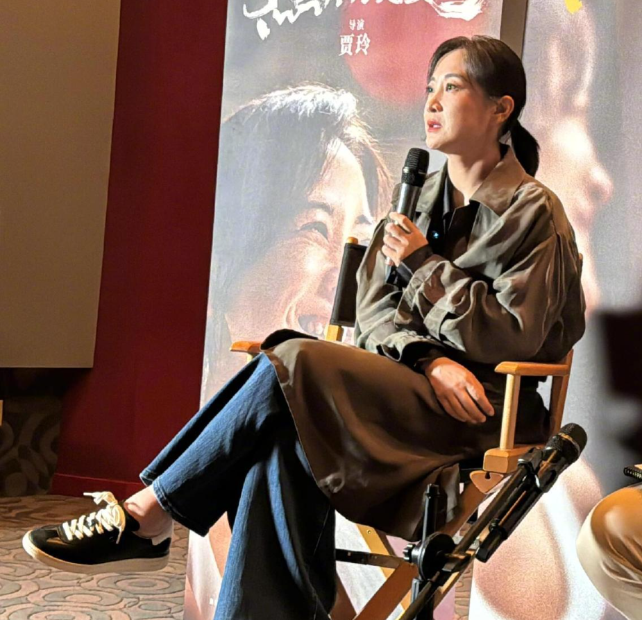 贾玲冲出国门现身美国!她凭借一己之力,在好莱坞面前虎口夺食