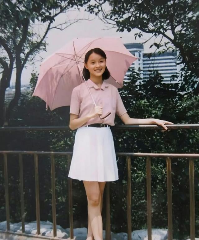 与陈建斌同居5年被抛弃，如今52岁不婚不育的她，美出了新高度