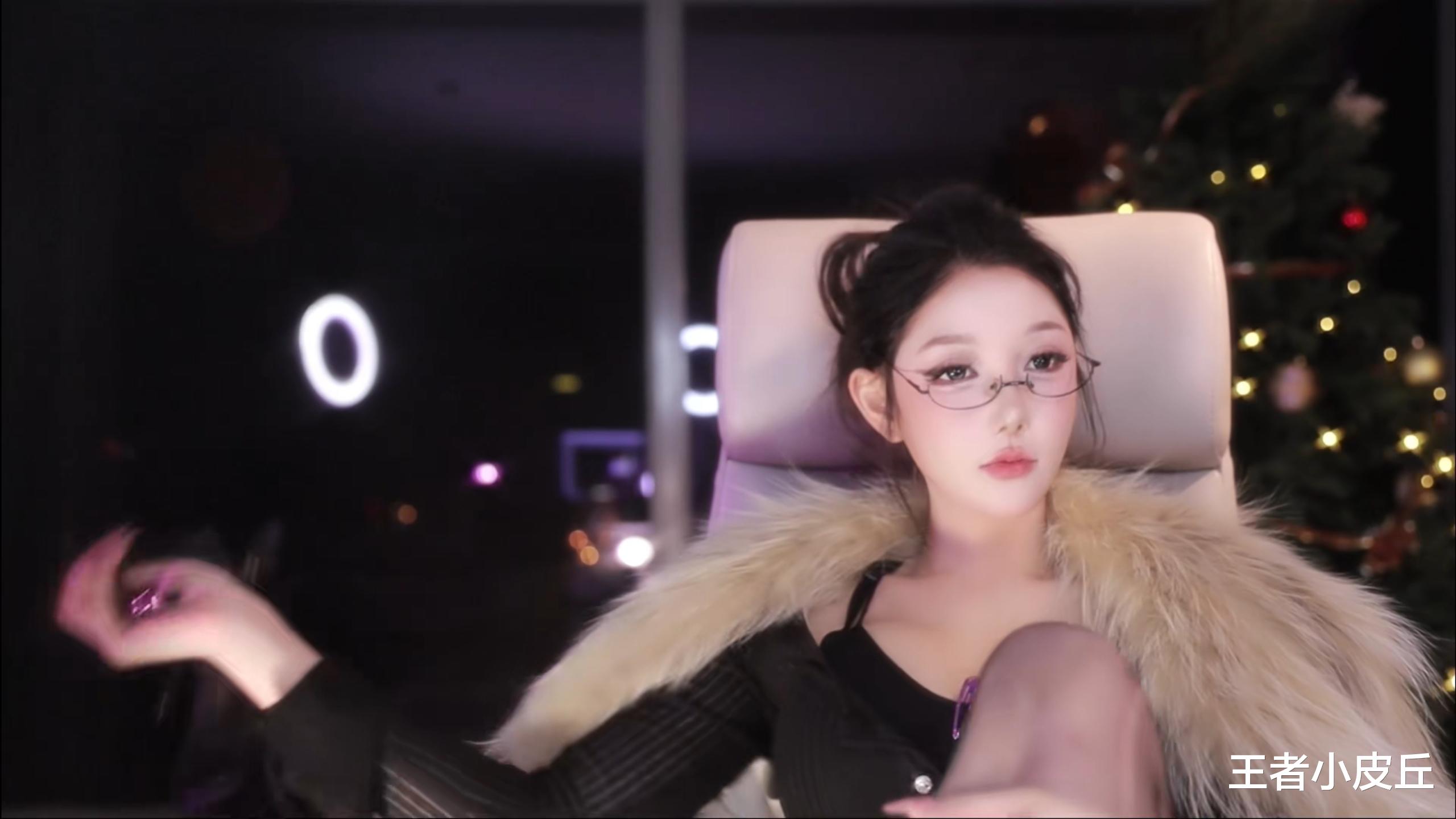 米娜首次表演“女王驾驭术”，结果场面一度失控，网友：这都不封？