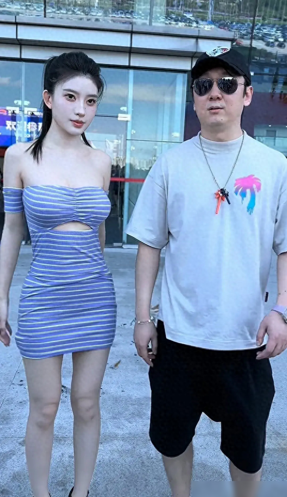 王思聪模仿者现身活动引围观,身材美女颜值超高,和本尊太像