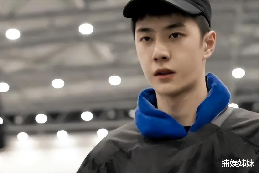 娱乐圈又曝大瓜！顶流男歌手塌房，有对象但私生活混乱，证据齐全