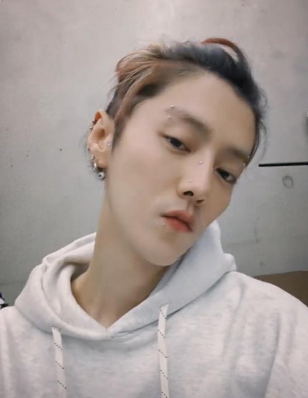 鹿晗怎么了？近期状态被扒，全脸打钉子，胳膊纹身拍诡异暗黑照片