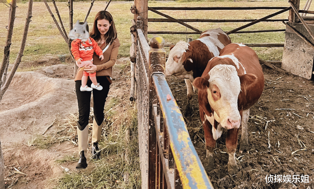 韩庚晒1岁女儿近照，小宝贝长势喜人，挎着一篮水果凹造型超可爱