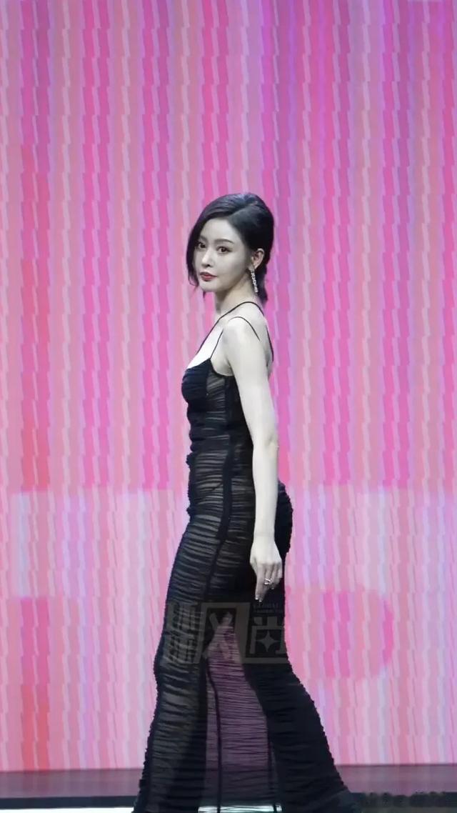 张天爱这超绝的腰臀比!