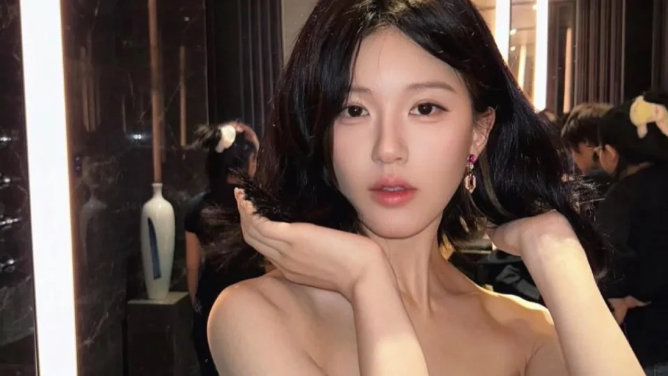 赵露思患重病后首发复健视频:蹒跚学步,抓不稳勺子,吞咽困难