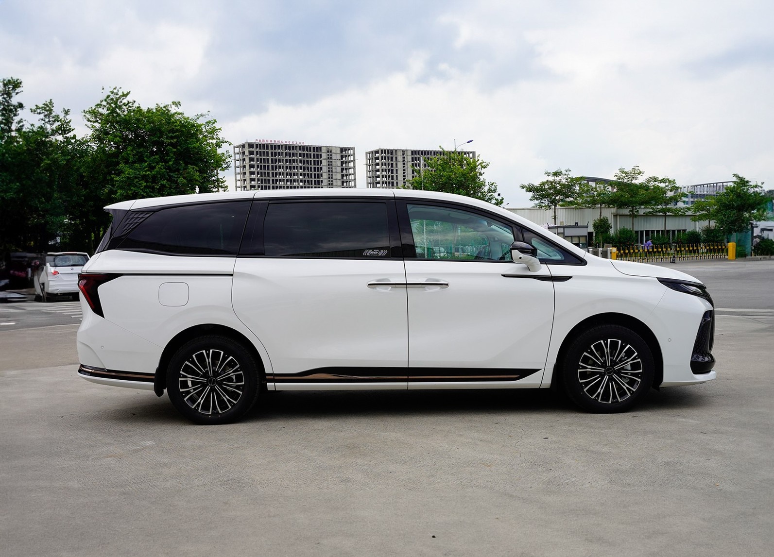 全新插混版“别克GL8”上市！19.99万起的中大型MPV，配航空座椅