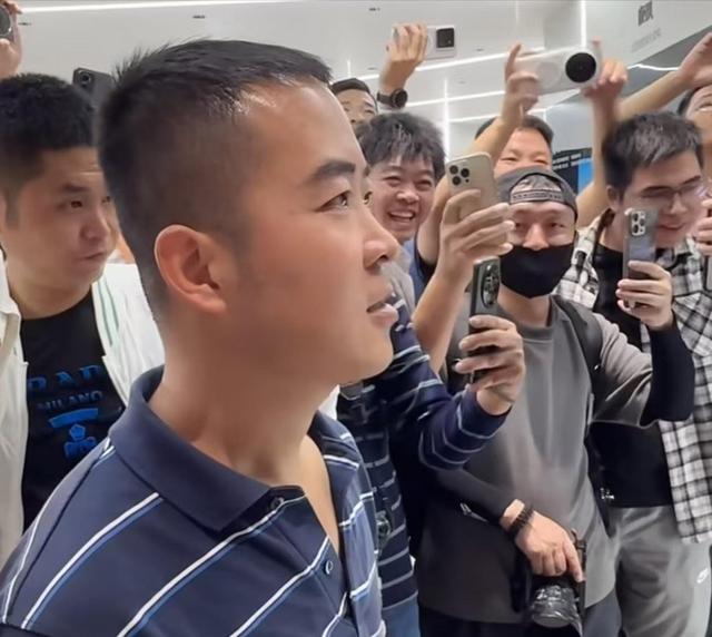 网红条纹哥遭全网封杀，在车展现场被参展商赶走，行为太低俗！