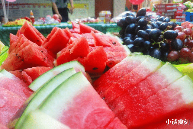 进入8月,少吃西瓜和菠萝,多吃5果,降燥热,补充水分,顺利入秋