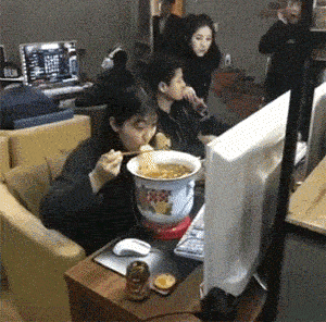 窦靖童要把王菲愁死了！剪莫西干发型秒变三毛，穿红绿撞色衣出行